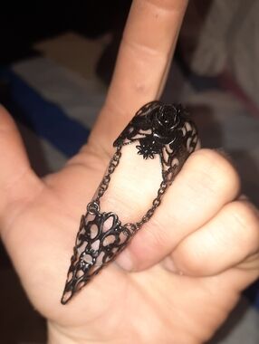 Spencer's Black Gothic Filigree Rose Chain Finger Ring